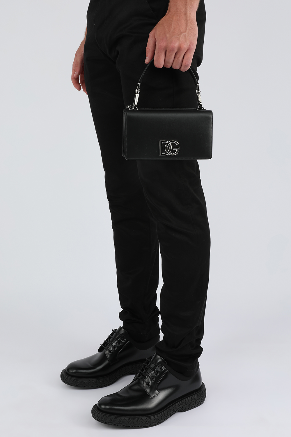 תמונת כל הלוק של תיד צד עור שחור עם לוגו מטאלי